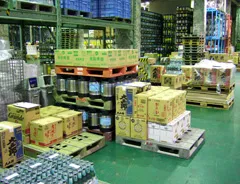 仕分け倉庫で店別に仕分け